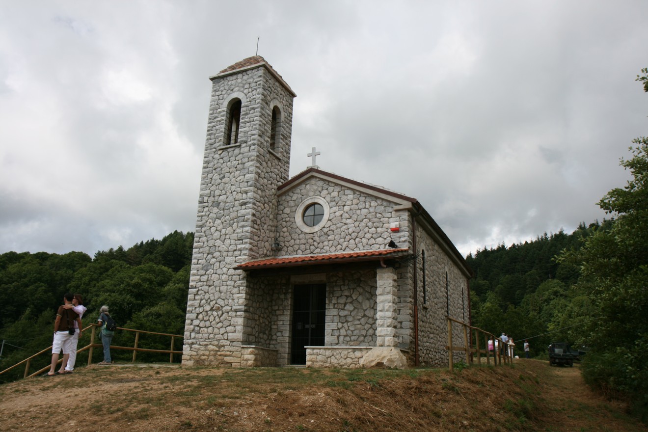 Chiesetta dei Partigiani del Pasquilio, luogo di memoria, immersa nel verde e nella storia.