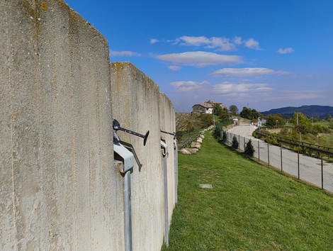 Monumento ai partigiani caduti a Monte Sabbiuno con vista panoramica su verdeggiante paesaggio.