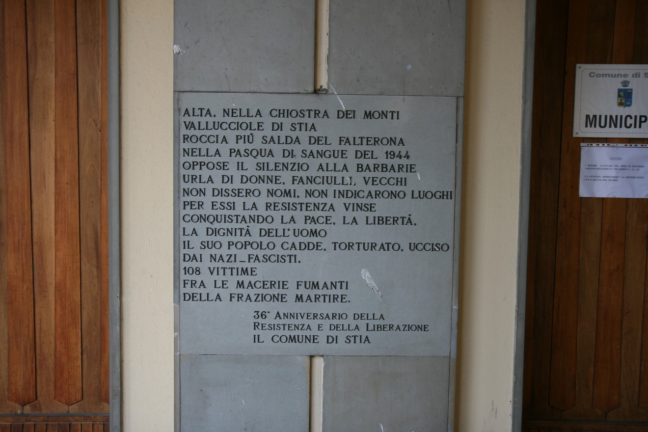 Lapide commemorativa del 36° anniversario dell’eccidio di Vallucciole, a testimonianza della resistenza.