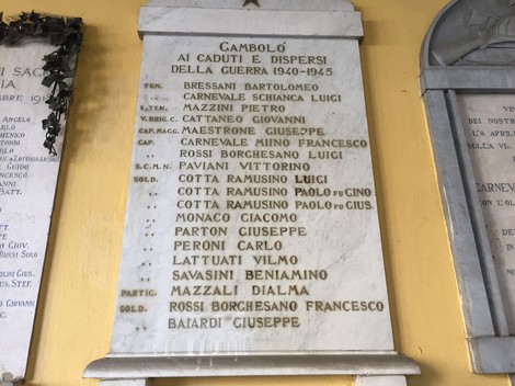 Lapide commemorativa ai caduti di Gambolò nella guerra 1940-1945, con nomi incisi in memoria dei dispersi.