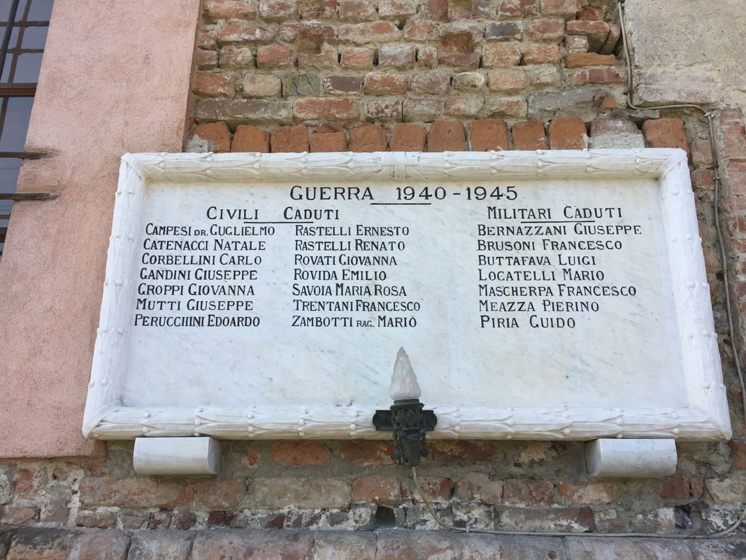 Lapide commemorativa ai caduti di Villanterio nella Seconda Guerra Mondiale, con nomi di civili e militari.