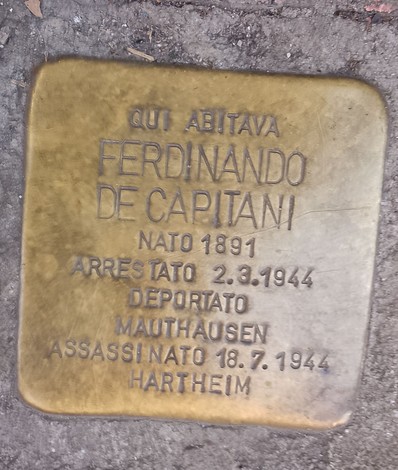 Pietra d'inciampo dedicata a Ferdinando De Capitani, commemorando la sua deportazione e morte durante l'Olocausto.