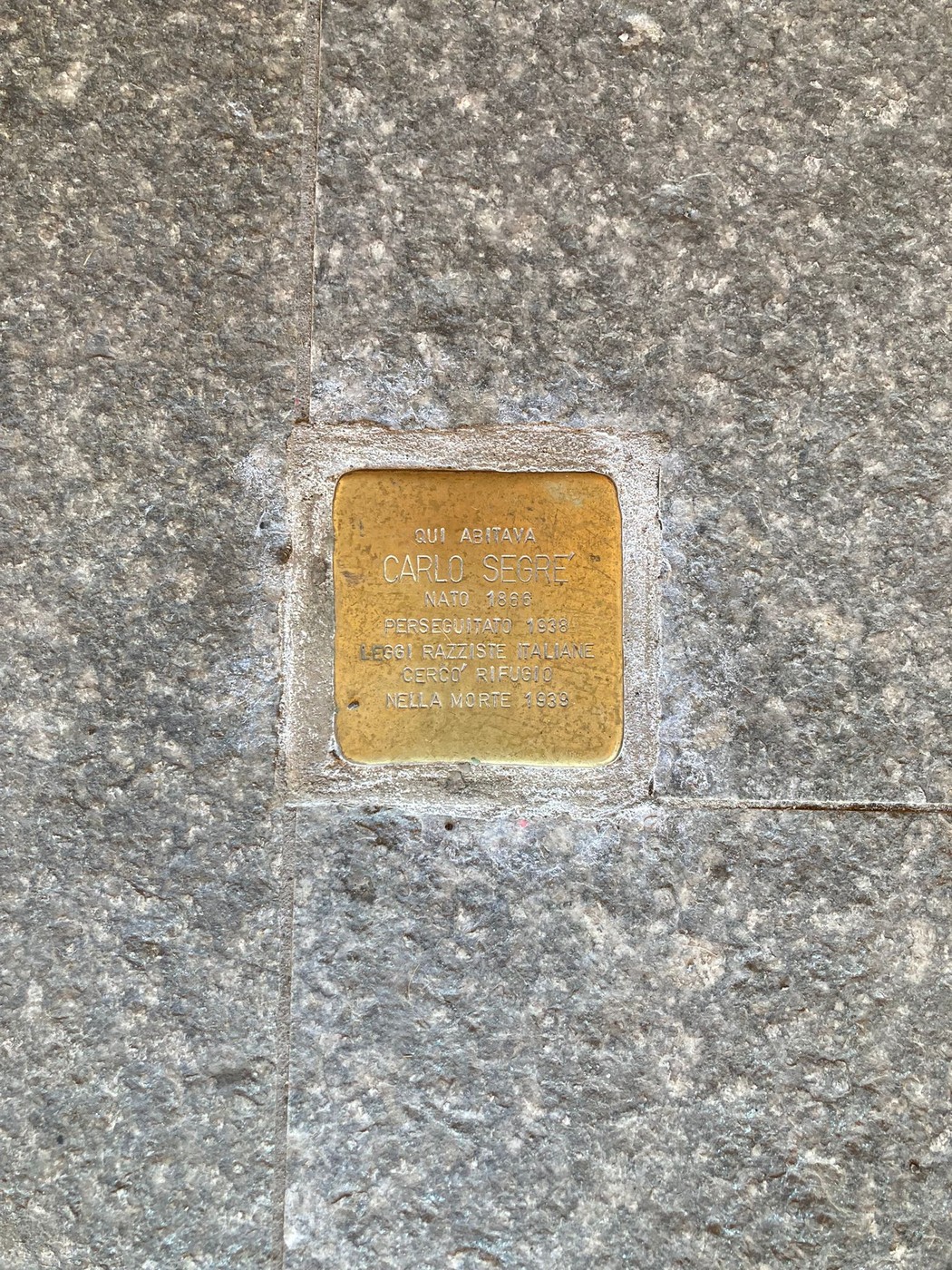 Pietra d'inciampo dedicata a Carlo Sereni, memorabile tributo alla sua vita.