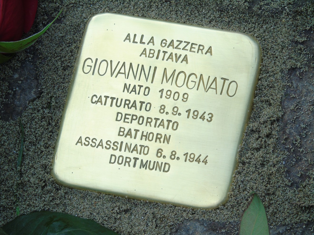 Pietra d'inciampo dedicata a Giovanni Mognato, commemorando la sua storia di vita e persecuzione.