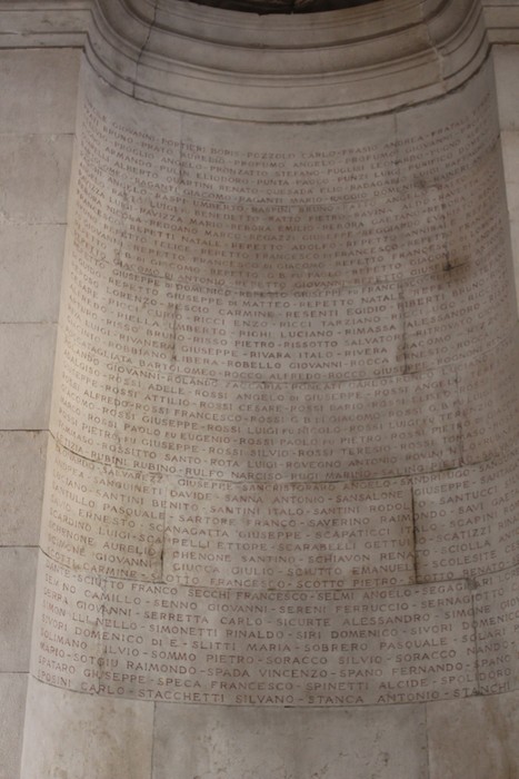 Dettagli architettonici del "Sacrario del Ponte Monumentale" con iscrizioni commemorative su una colonna.
