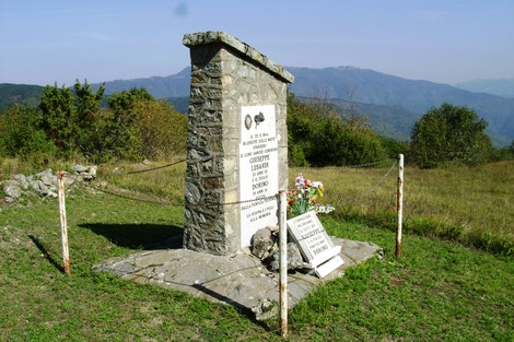 Monumento ai Lusardi, commemorazione immersa nella natura, con vista panoramica sulle montagne circostanti.