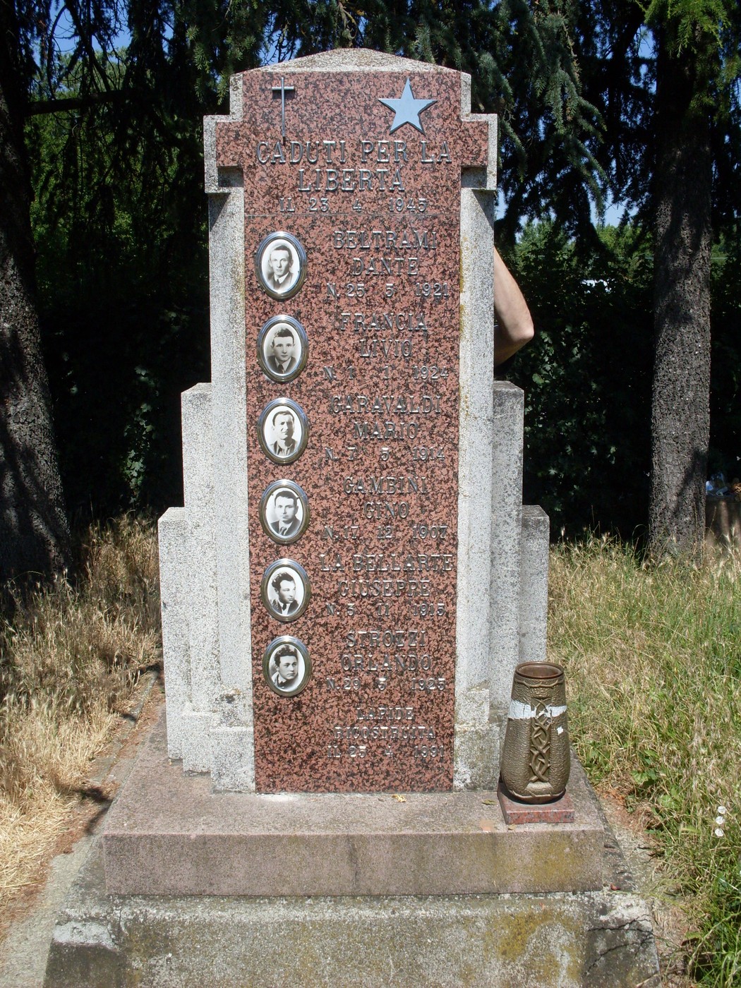 Monumento ai Caduti di Ghiarda, commemorazione dei soldati caduti in guerra con ritratti e iscrizioni dedicati.