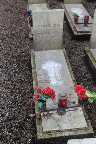 Tombe perpetue decorate con fiori e candele, onorano i caduti per la Libertà.