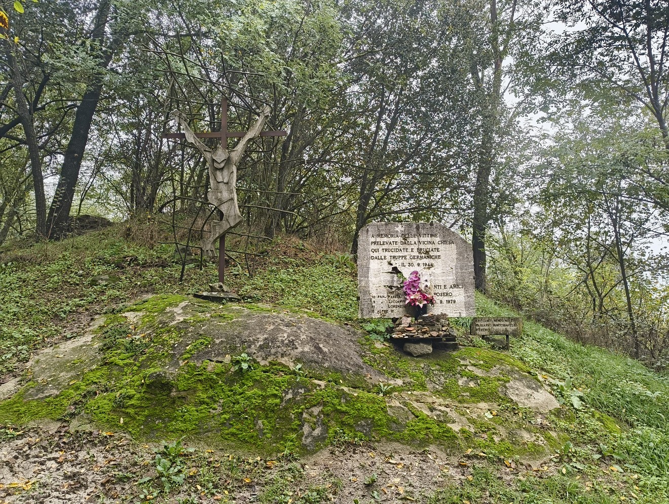 Monumento commemorativo dell'eccidio di San Martino, immerso nella natura. Rappresenta la memoria storica del luogo.