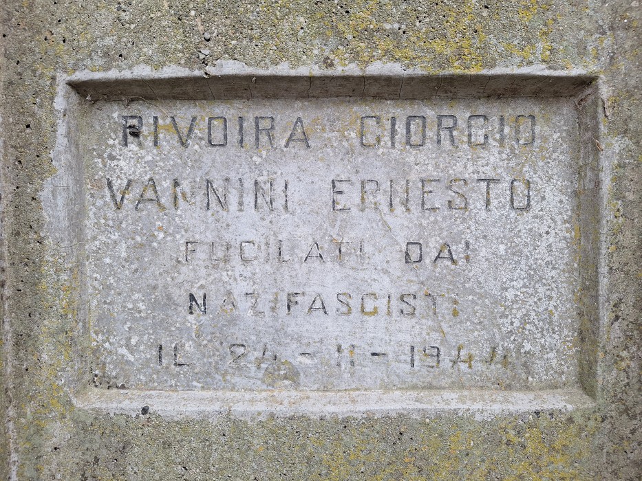 Cippo in pietra con lapide incassata e iscrizione dedicata a Rivoira e Vannini.
