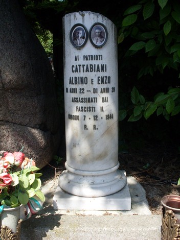 Monumento commemorativo a Cattabiani e Panini, patrioti assassinati dai fascisti nel 1944, adornato da fiori.