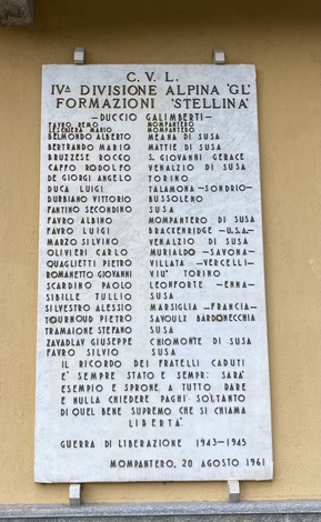 Lapide commemorativa dedicata ai caduti della divisione alpina "Stellina" durante la Guerra di Liberazione.