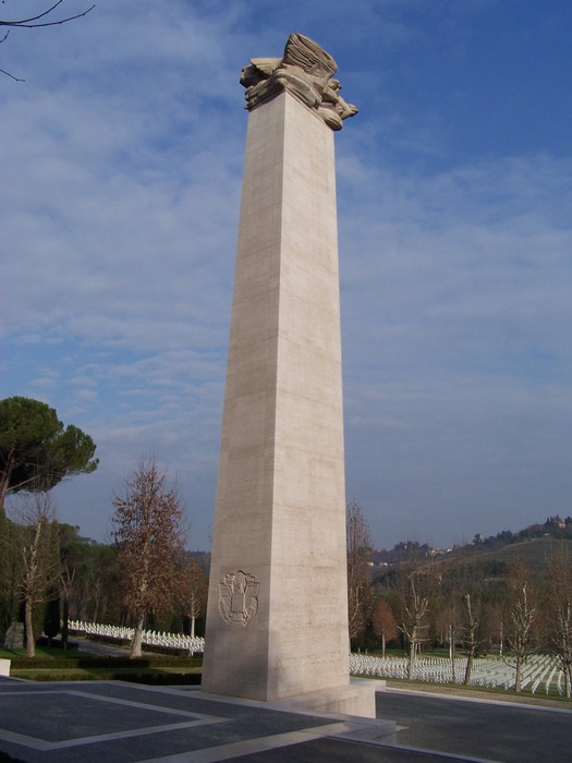 Monumento commemorativo nel Cimitero Militare Americano, simbolo di onore e memoria per i caduti.