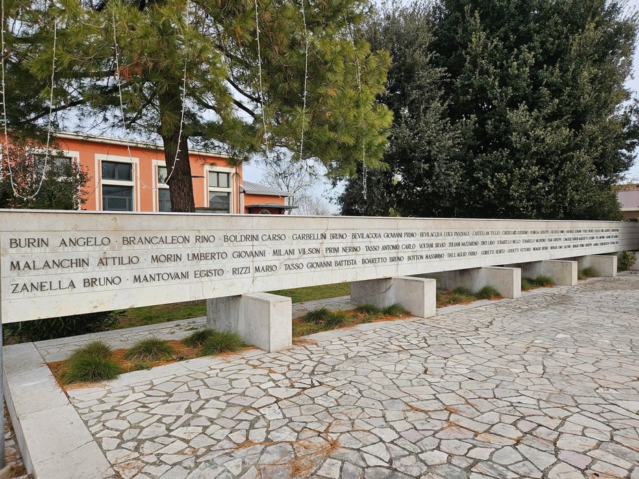 Memoriale dedicato alle vittime dell'Eccidio di Villamarzana, con i nomi dei caduti incisi su un muro commemorativo.