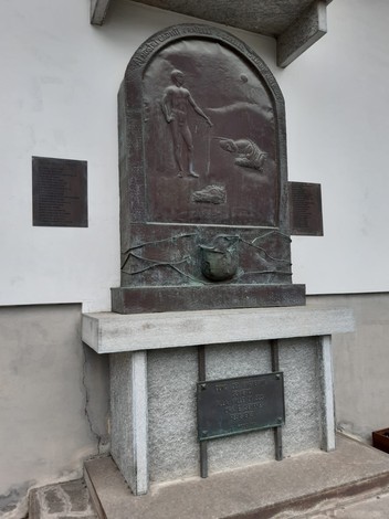 Monumento ai partigiani georgiani, rappresenta figure simboliche e commemorative di resistenza e lotta.