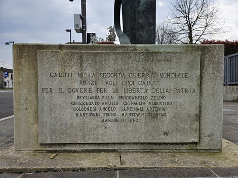 Monumento ai Caduti di Runzi, commemorativo della Seconda Guerra Mondiale, con iscrizioni in memoria degli eroi.