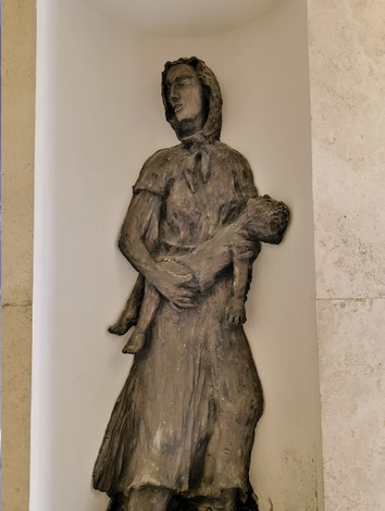 Statua commemorativa al "Sacrario dei Martiri di Marzabotto" che rappresenta il dolore e la memoria.