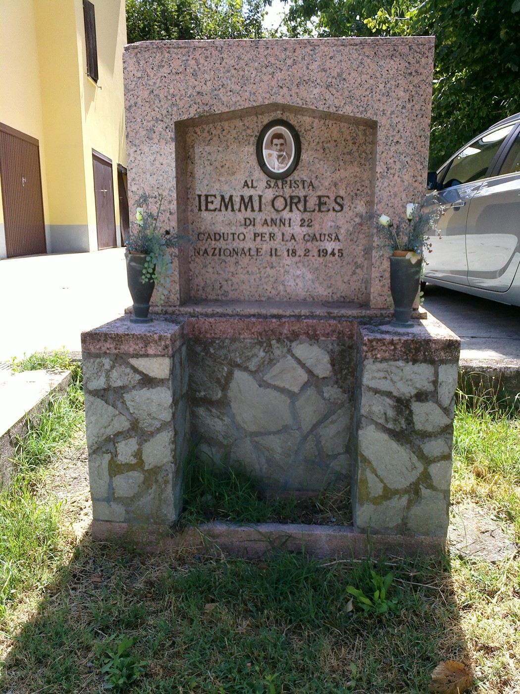 Monumento commemorativo dedicato a Iemmi Orles, caduto per la causa nazionale nel 1945.