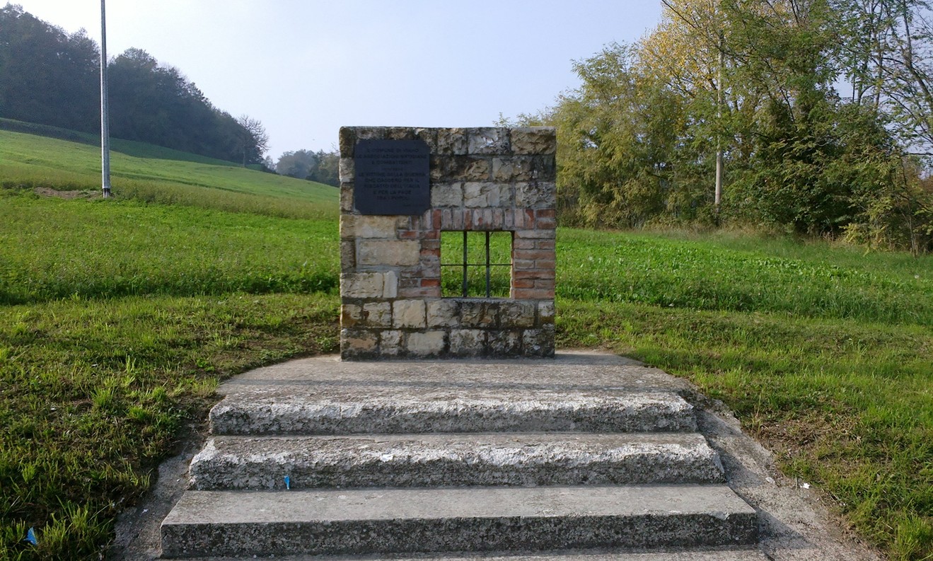 Monumento ai Caduti della Liberazione di Viano, situato in un'area verde, commemorativo e di grande significato storico.