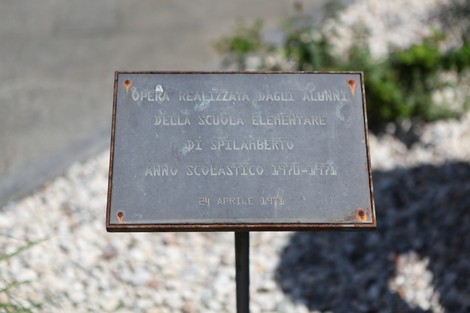 Monumento ai Caduti con targa commemorativa dedicata agli alunni della scuola elementare di Spilamberto.