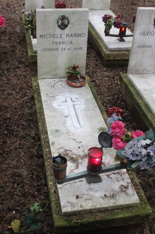 Tombe dei caduti per la Libertà, con fiori, candele e decorazioni commemorative.