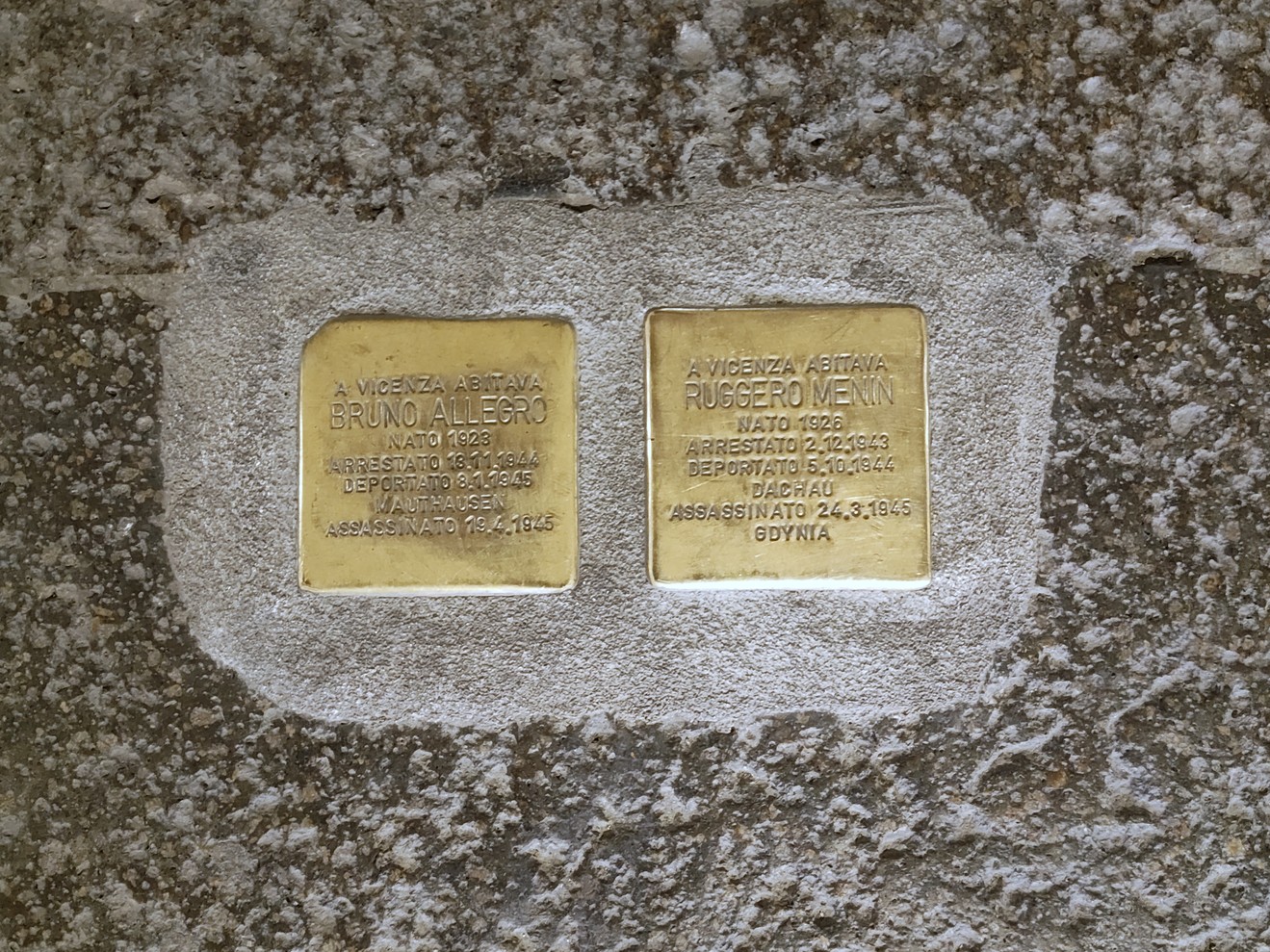 Pietre d'inciampo dedicate a Bruno Allegro e Ruggero Menin, commemorazione delle vittime della persecuzione.