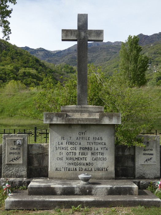 Monumento ai martiri del Gravio, dedicato ai caduti del 7 aprile 1945, con croce e iscrizioni commemorative.
