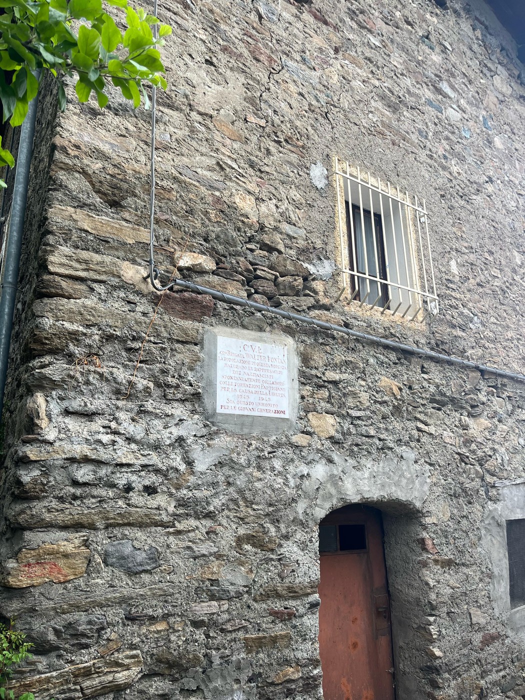 Lapide commemorativa sulla facciata di un muro di pietra, rievocante la brigata Fontan.