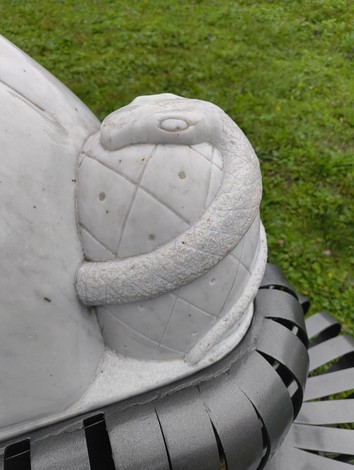 Dettaglio del monumento ai soldati sudafricani, con una scultura di serpente su base monumentale.