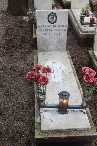 Tomba di Alfredo Bartolo Valletto Pinceto con fiori e lanterna, commemorando i caduti per la Libertà.