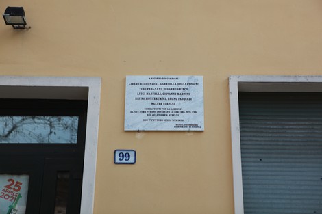 Lapide commemorativa dedicata ai caduti per la Libertà a Santo Stefano, inserita in un contesto urbano.
