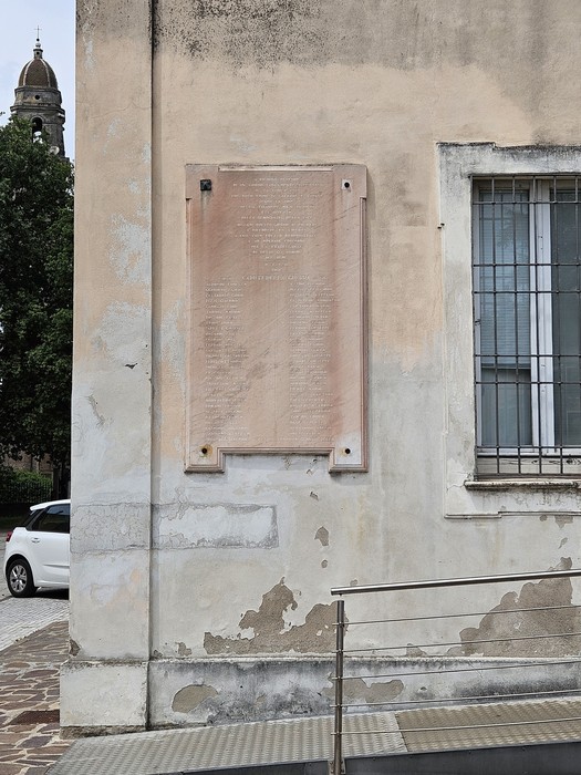 Lapide commemorativa dedicata ai caduti della guerra 1940-1945, affissa a una parete esterna.