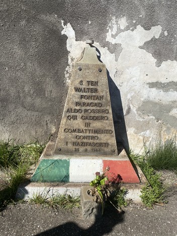 Cippo commemorativo dedicato a Walter Fontan e Aldo Rossero, caduti contro il nazifascismo il 25 febbraio 1944.