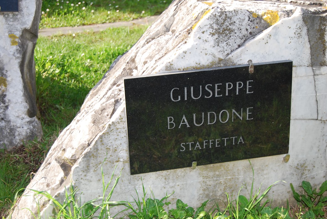 Monumento dedicato a Giuseppe Baudone nel Parco della Resistenza di Caniparola. Un luogo di memoria e riflessione.