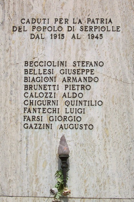 Lapidi commemorative dedicati ai caduti di Serpiolle, in memoria delle persone perse tra il 1915 e il 1945.