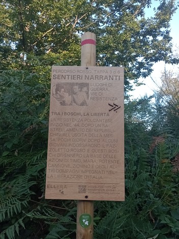 Segnale informativo su un percorso dedicato ai luoghi della Seconda Guerra Mondiale a Monte Senario.