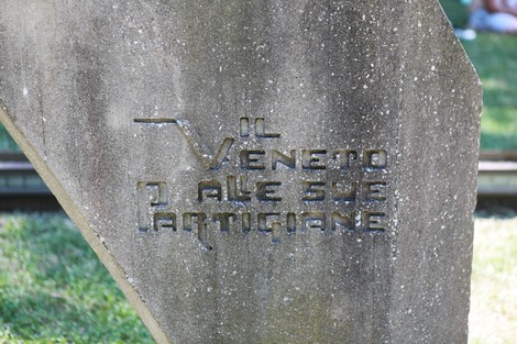 Monumento commemorativo dedicato alle partigiane venete, realizzato in pietra. Atmosfera di rispetto e memoria.