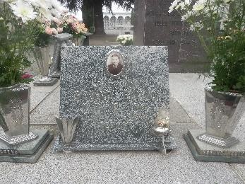 Sacrario dei partigiani di Cappuccini, con lapide in granito e decorazioni floreali commemorative.