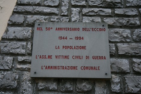 Cappella dei Martiri, memoriale dedicato alle vittime di un eccidio, con iscrizioni commemorative sullo stile architettonico.
