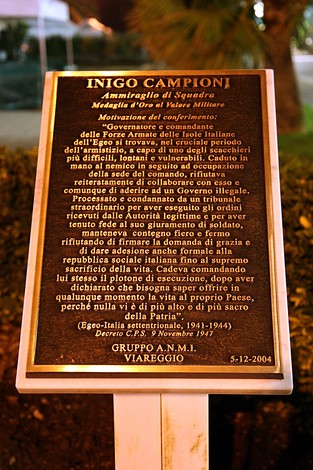 Monumento dedicato a Inigo Campioni, commemorando il suo servizio e sacrificio per l'Italia.