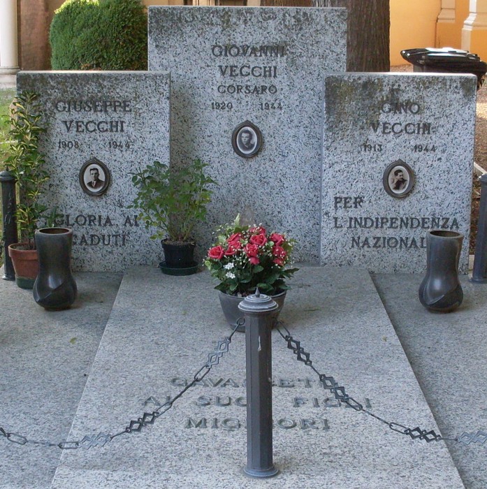Sacrario dei Fratelli Vecchi: monumento commemorativo dedicato ai caduti, con lapidi e fiori.