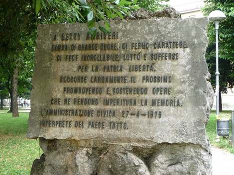 Cippo commemorativo ad Ambiveri con iscrizioni in onore di Betty Ambiveri, simbolo di libertà e memoria storica.