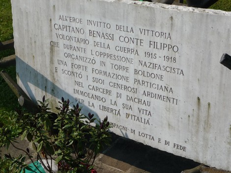 Lapide commemorativa dedicata a Benassi, eroe della vittoria nella Prima Guerra Mondiale e oppositore del nazifascismo.