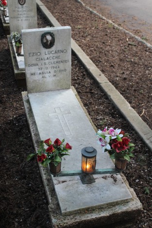 Tombe perpetue dei caduti per la Libertà, con fiori e lanterna commemorativa.