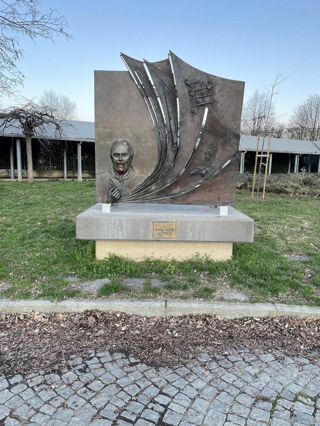 Monumento a Pertini, scultura commemorativa che celebra la figura dell'ex Presidente della Repubblica Italiana.