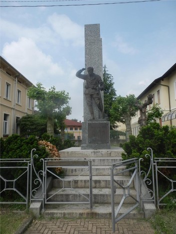Monumento ai caduti di Valdengo, commemorazione dei sacrifici per la patria, situato in un'area verde.