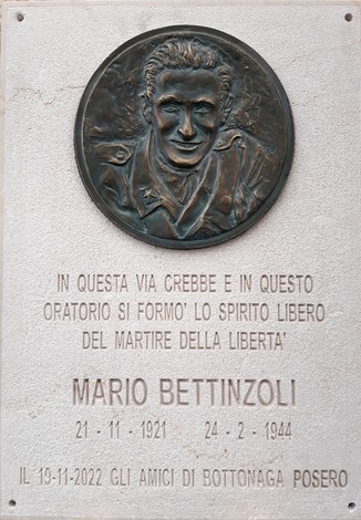 Lapide commemorativa di Mario Bettinzoli, martire della libertà, situata in un oratorio a Bettinzoli.