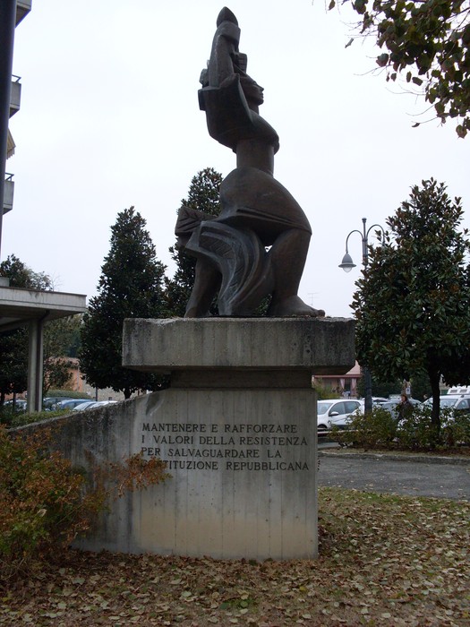 Monumento alla Resistenza, simbolo di libertà e difesa dei valori democratici nella storia italiana.