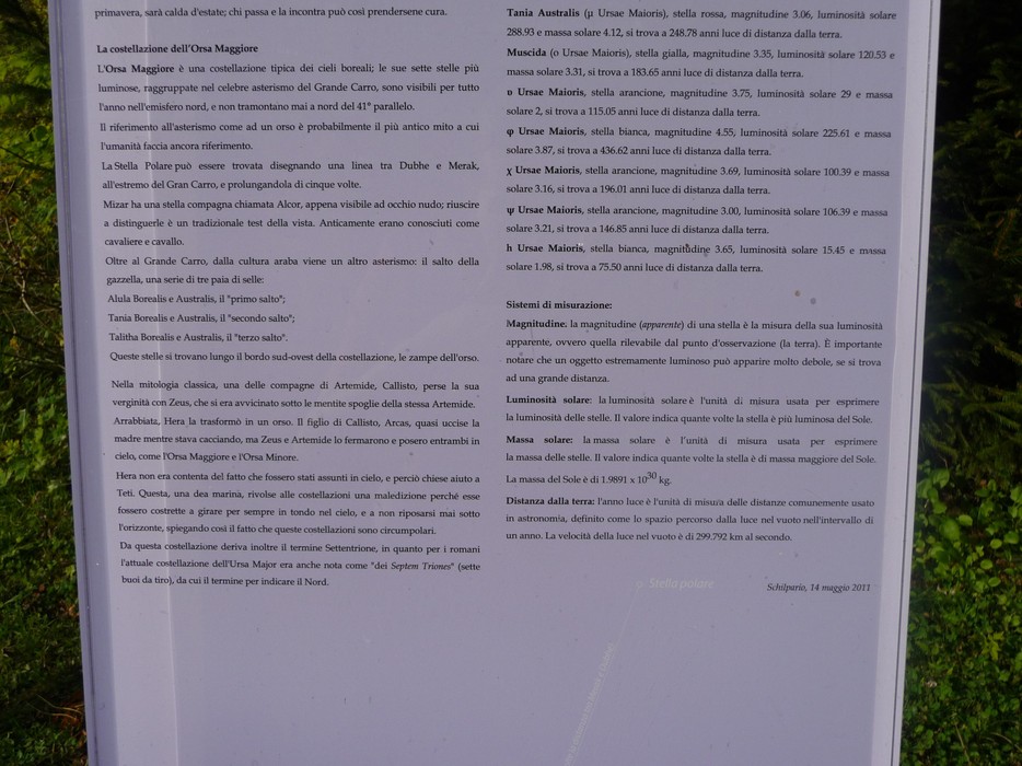 Monumento ai Dodici Caduti, un memoriale in onore dei soldati, circondato da vegetazione e natura.