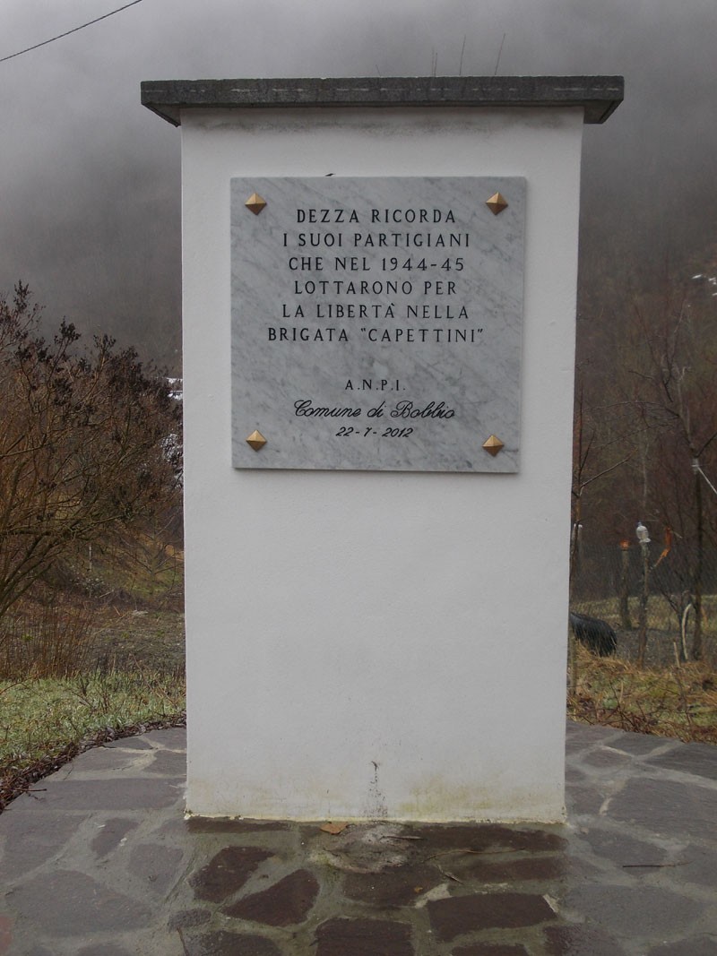 Monumento che onora i partigiani di Dezza, simbolo di libertà e resistenza nella seconda guerra mondiale.